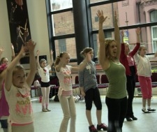 Hairspray Dance Captain, Laura Thorogood teaches some moves...